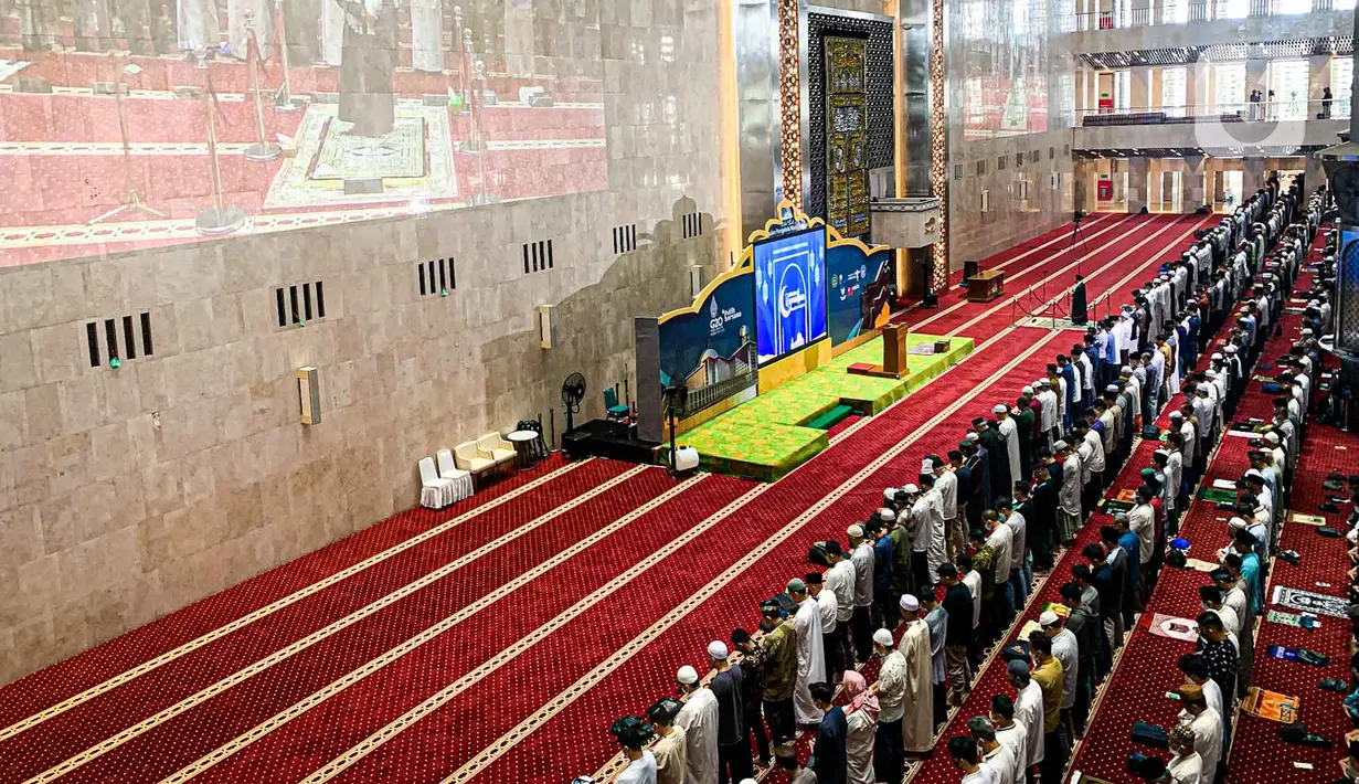 <p>Umat muslim melaksanakan sholat Jumat terakhir pada Ramadhan 1443 H di Masjid Istiqlal, Jakarta, Jumat (29/4/2021). Berdasarkan hisab, Hari Raya Idul Fitri jatuh pada 2 Mei 2022 sementara pelaksanaan rukyatul hilal (melihat posisi bulan) akan dilakukan sehari sebelumnya. (Liputan6.com/Faizal Fanani)</p>