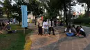 Aktivitas warga saat mengisi libur akhir pekan di Taman Literasi Martha Christina Tiahahu. (merdeka.com/Imam Buhori)