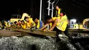 Para pekerja jalur kereta bekerja di lokasi konstruksi kereta cepat Hefei-Anqing, Provinsi Anhui, China, 25 Agustus 2020. Kereta cepat tersebut menghubungkan Kota Hefei dan Anqing. (Xinhua/Liu Junxi)