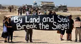 Aktivis kiri Israel berdemonstrasi di sepanjang perbatasan dengan Jalur Gaza, menyerukan penghentian perang antara Israel dan Hamas, pada 19 September 2025, di selatan Israel. (Jack GUEZ/AFP)