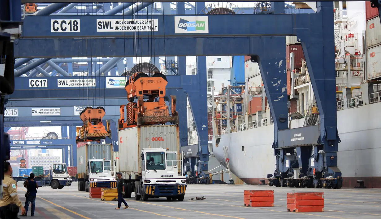 Aktivitas truk petikemas di Terminal Peti Kemas (TPK) Koja, Pelabuhan Tanjung Priok, Jakarta, Selasa (25/10). Throughput Terminal Peti Kemas diprediksi akan mencapai 1 juta TEUs (Twenty Foot Equivalent Unit’s) di penghujung 2017. (Liputan6.com/TPK Koja)