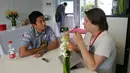 Rio Haryanto serius mendengar pertanyaan wartawan saat sesi wawancara di paddock Manor Racing di Sirkuit Internasional Shanghai, China, (14/4/2016). (Bola.com/Rio Haryanto Media)