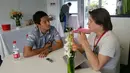 Rio Haryanto serius mendengar pertanyaan wartawan saat sesi wawancara di paddock Manor Racing di Sirkuit Internasional Shanghai, China, (14/4/2016). (Bola.com/Rio Haryanto Media)