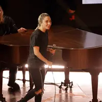 Biasa all out, Lady Gaga tampil percaya diri tanpa makeup saat perform di panggung Oscars 2023. (Foto: Instagram/little_monster___r).