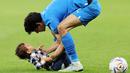Pemain Maroko, Sofiane Boufal, merayakan kemenangan atas Portugal bersama anaknya pada laga perempat final di Stadion Al-Thumama, Sabtu (10/12/2022). (AFP/Kari Jaafar)