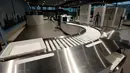 Mesin deteksi full body terbaru saat digunakan di Bandara Cologne-Bonn Konrad Adenaue, Jerman (15/11). Alat deteksi yang diberi nama 'Easy Security' ini menggunakan scanner keamanan QPS200 berbasis gelombang milimeter. (REUTERS/Wolfgang Rattay)
