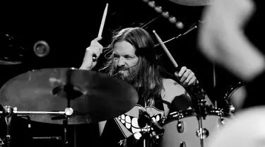 Drummer Foo Fighters Taylor Hawkins tampil pada pemutaran perdana Studio 666 di Fonda Theatre, Hollywood, Los Angeles, California, Amerika Serikat, 16 Februari 2022. Taylor Hawkins meninggal dunia pada usia 50 tahun. (Rich Fury/Getty Images/AFP)