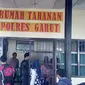 Nampak sejumlah pengunjung tengah menjenguk anggota keluarganya yang ditahan di ruang tahanan polres Garut, Jawa Barat (Liputan6.com/Jayadi Supriadin)