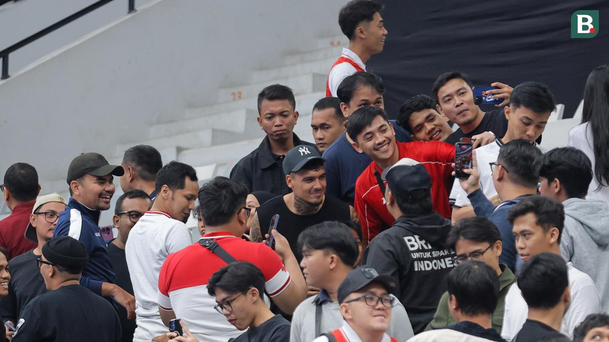 Foto: Momen Pemain Baru Persija Jakarta, Shayne Pattynama Nikmati Laga Timnas Futsal Indonesia di Piala Asia