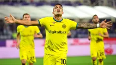 Pemain Inter Milan Lautaro Martinez melakukan selebrasi setelah mencetak gol ke gawang Fiorentina pada pertandingan sepak bola Liga Italia di Artemio Franchi Stadium, Florence, Italia, 22 Oktober 2022. (Massimo Paolone/LaPresse via AP)