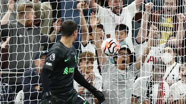 Foto: Selebrasi Emosional Pemain dan Suporter Tottenham Hotspur Setelah Joel Matip Cetak Gol Bunuh Diri