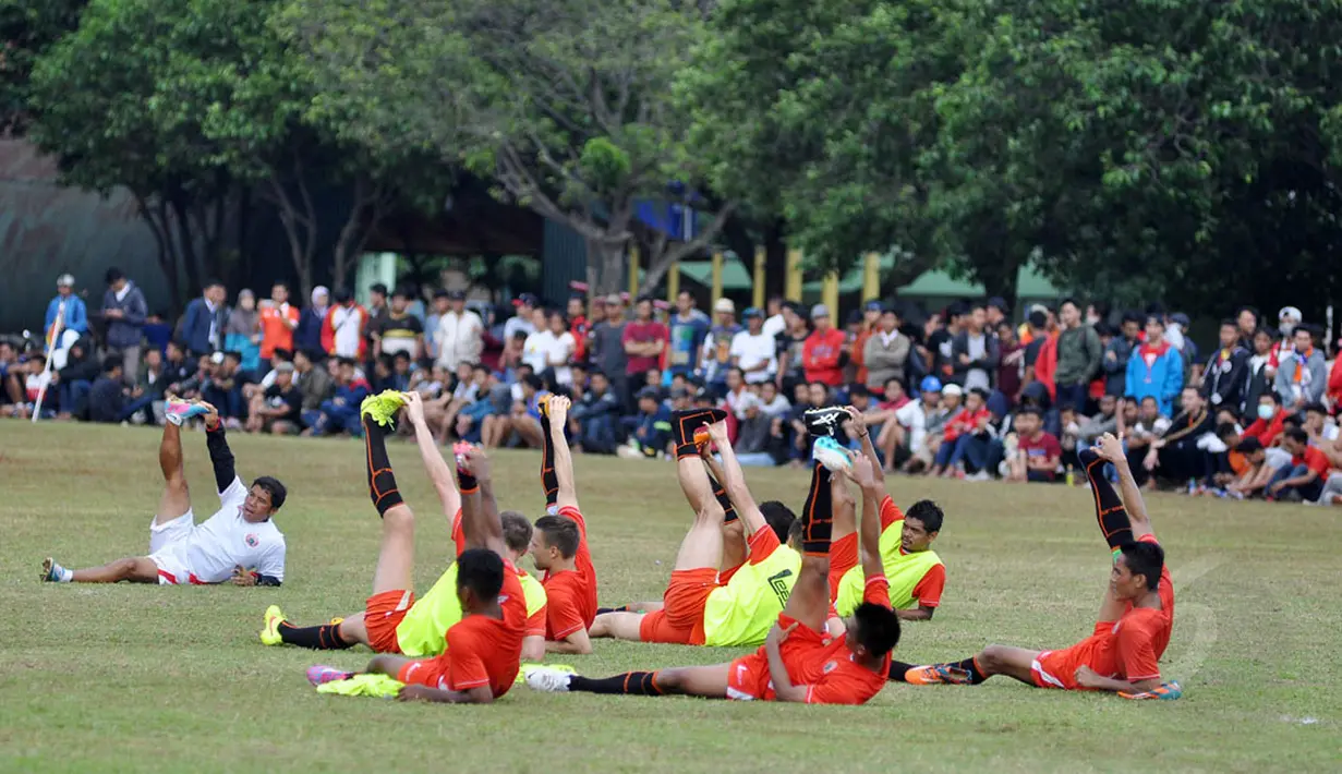 Sejumlah pemain Persija Jakarta melakukan peregangan saat berlatih di Markas Yon Zikon 13, Jakarta (2/1/2015). (Liputan6.com/Miftahul Hayat) 