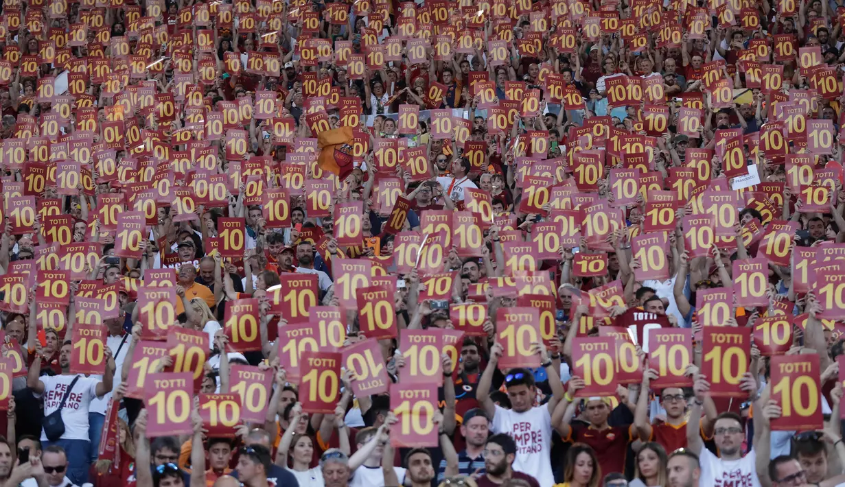 Ratusan suporter mengangkat nomor seragam yang dipakai Francesco Totti setelah pertandingan Liga Italia Serie A antara AS Roma melawan Genoa di Stadion Olimpico, Minggu (28/5). Francesco Totti resmi pensiun. (AP Photo/Alessandra Tarantino)