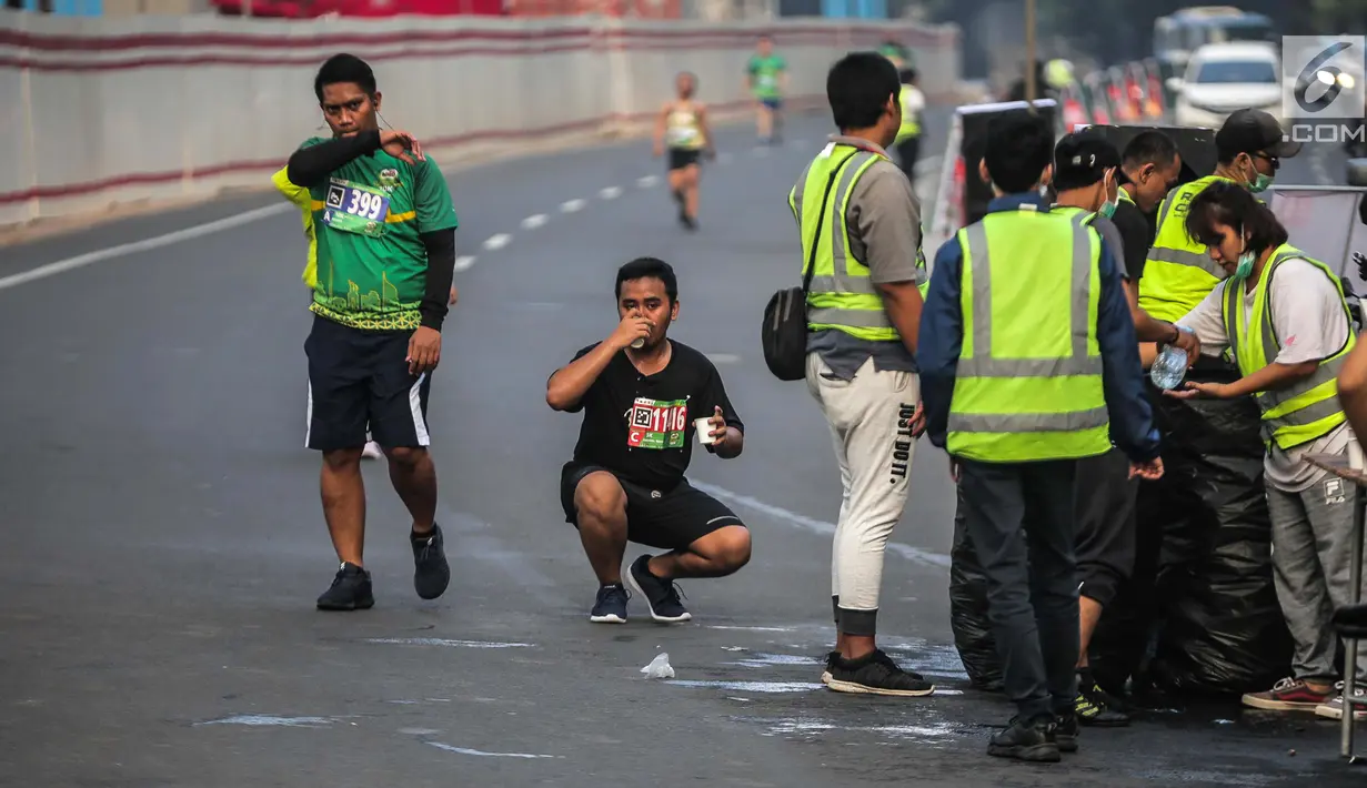 Peserta beristirahat saat mengikuti lomba lari Milo Jakarta International 10K di kawasan Rasuna Epicentrum, Jakarta, Minggu (14/7/2019). Milo Jakarta International 10K terbagi dalam tiga kategori yaitu 5K, 10K, dan Family Run. (Liputan6.com/Faizal Fanani)