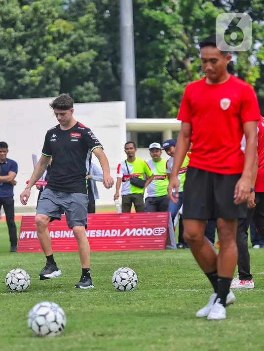 Fabio Di Giannantonio dan Franco Morbidelli sempat unjuk kemampuan menendang bola. (Liputan6.com/Angga Yuniar)