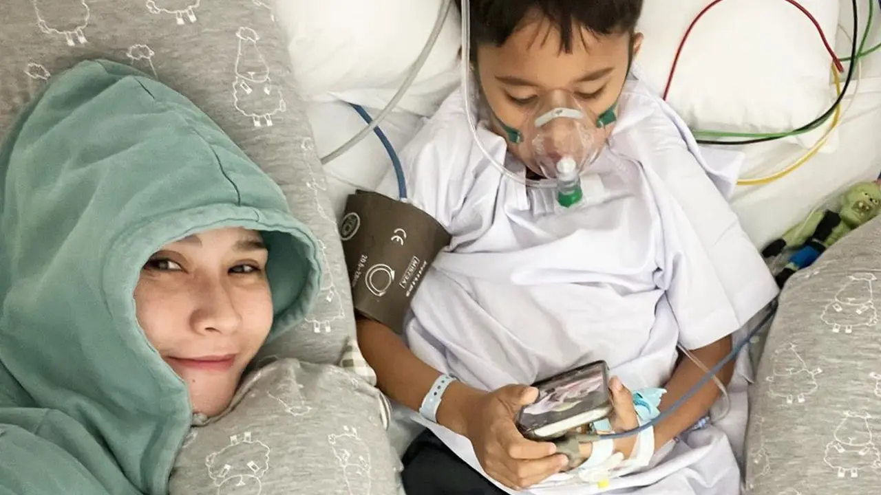 Momen Zaskia Adya Mecca dan Hanung Bramantyo Jaga 2 Anak di RS, Rela Begadang