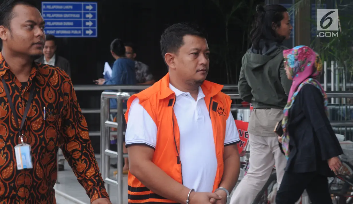 Staf Kemenpora Eko Triyanto (kanan) tiba di Gedung KPK, Jakarta, Rabu (23/1). Eko diperiksa untuk pengembangan suap terkait dana hibah dari Kemenpora ke KONI sebesar Rp 17 miliar. (Merdeka.com/Dwi Narwoko)