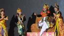 Wejangan suci pustaka Bhagavad Gita diturunkan di tengah medan perang Kurukshetra antara pihak Kaurawa dan Pandawa ditampilkan dalam bentuk drama tari di Jakarta, Sabtu (24/12). (Liputan6.com/Helmi Afandi)