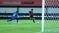 Pemain Dewa United, Stefano Lilipaly, berusaha mencetak gol ke gawang Shan United pada matchday ketiga Grup E AFC Challange League 2025-2026 di Stadion Indomilk Arena, Tangerang, Sabtu (01/11/2025) malam WIB. (Bola.com/M Iqbal Ichsan)