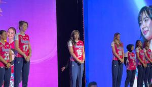 Kapten Jakarta Livin Mandiri Yolla Yuliana (tengah) saat peluncuran skuad JLM jelang dimulainya Proliga 2026 pada Senin (5/1/2026). (Liputan6.com/Melinda Indrasari)