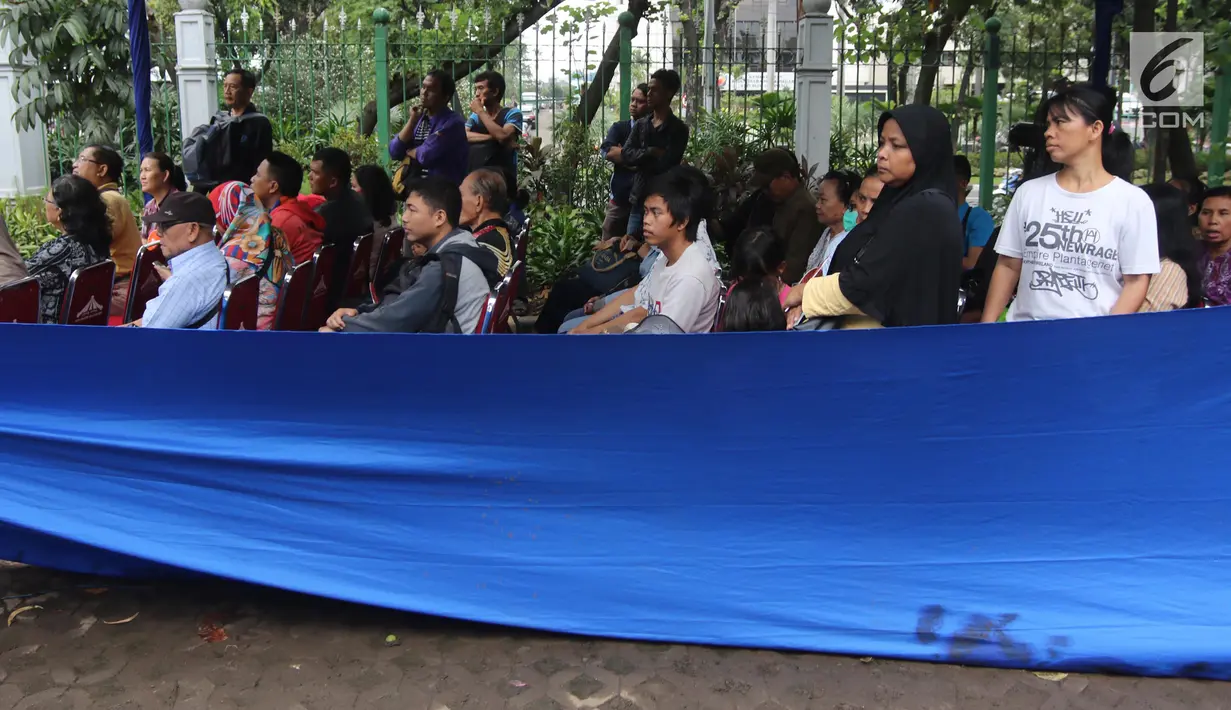 Warga mengantre untuk menukar uang pecahan di Lapangan IRTI Monas, Jakarta Pusat, Rabu (23/5). Adapun pecahan nominal yang disiapkan Rp10.000, Rp20.000, Rp5.000, dan Rp2.000. (Liputan6.com/Arya Manggala)