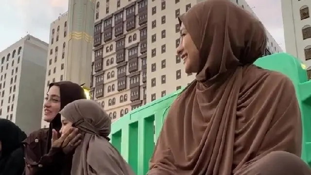 Momen Ririn Ekawati dan Rini Yulianti Bagi-Bagi Takjil (credit: instagram/riniyulianti)