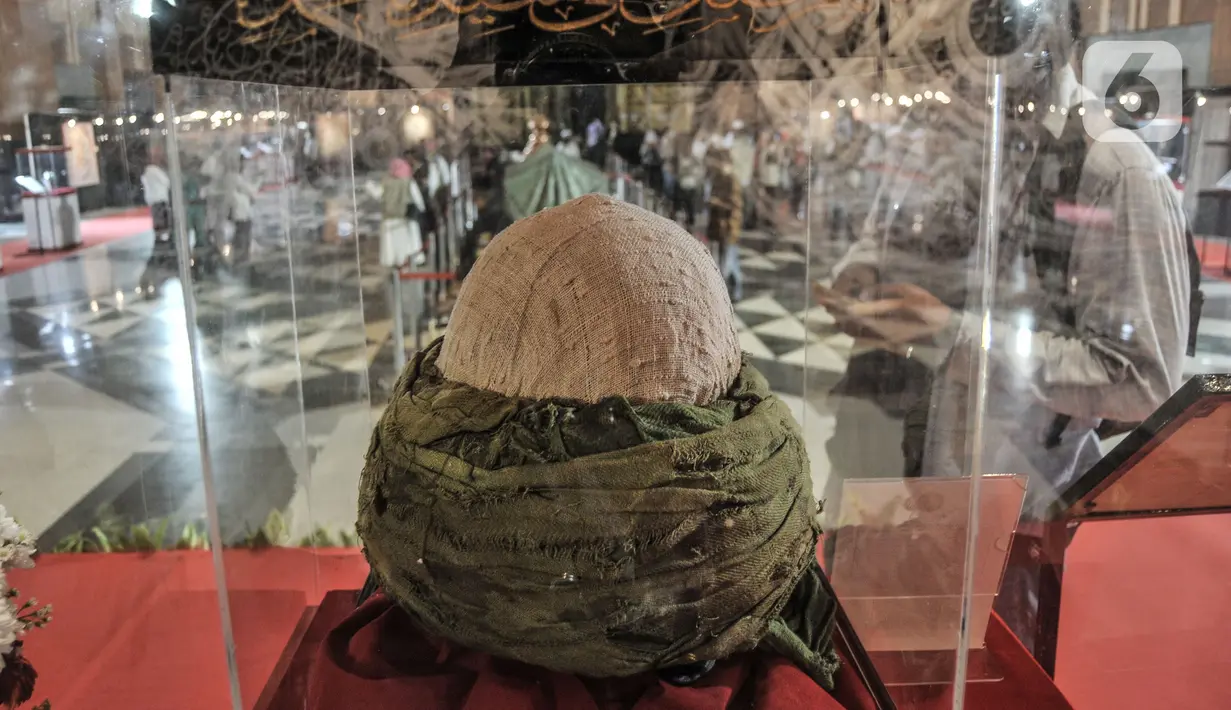 Salah satu  satu artefak atau peninggalan Nabi Muhammad SAW beserta Para Sahabat yang dipamerkan di Jakarta Islamic Centre (JIC), Jumat (23/4/2021). JIC menggelar pameran yang menampilkan artefak atau benda peninggalan Nabi Muhammad SAW dan Para Sahabat. (merdeka.com/Iqbal S Nugroho)