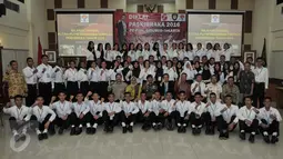 Menpora dan pejabat terkait lainnya berfoto bersama dengan para peserta Paskibraka saat pembukaan Diklat Paskibraka 2016 di Gedung PP-PON, Cibubur, Jakarta, Rabu (27/7).(Liputan6.com/Yoppy Renato)