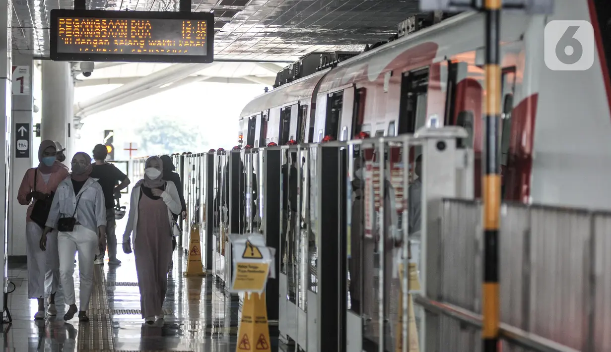 Penumpang turun dari LRT di Stasiun Velodrome, Rawamangun, Jakarta Timur, Kamis (24/3/2022). Pemprov mengusulkan kepada DPRD DKI Jakarta terkait penetapan tarif integrasi transportasi Transjakarta, MRT dan LRT Jakarta sebesar Rp 10.000 (merdeka.com/Iqbal S Nugroho)