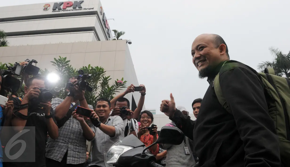 Penyidik senior KPK, Novel Baswedan diserbu awak media saat akan meninggalkan Gedung KPK, Jakarta, Jumat (4/12). Novel akhirnya tidak jadi ditahan oleh Kejaksaan Bengkulu dan kembali ke Jakarta didampingi oleh kuasa hukumnya. (Lputan6.com/Helmi Afandi) 