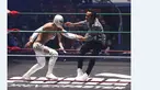 Pebalap F1 dari tim Mercedes GP, Lewis Hamilton bertanding gulat melawan bintang WWE dalam sebuah acara promosi di Coliseo Arena, Mexico City, (28/10/2015). (Reuters/Henry Romero)