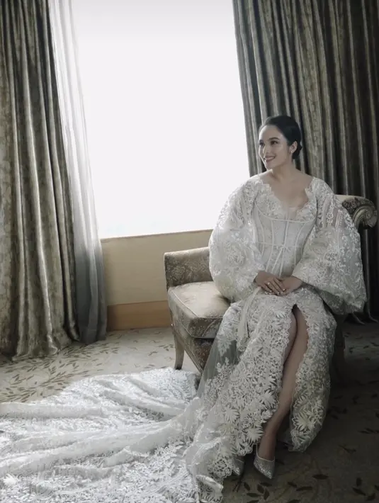 Chelsea mengenakan bridal robe saat proses makeup dan menata rambutnya, tapi sudah seperti pakai gaun pengantin, ya! [@monicaivena]