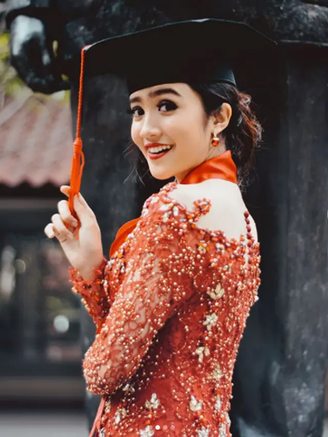 [Bintang] Cantik dan Anggun, Ini Potret Febby Rastanty Saat Wisuda