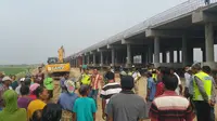Warga mengancam akan kembali menutup jalan proyek Tol Brebes-Pemalang jika rumah dan sawah mereka kebanjiran lagi. (Liputan6.com/Fajar Eko Nugroho)