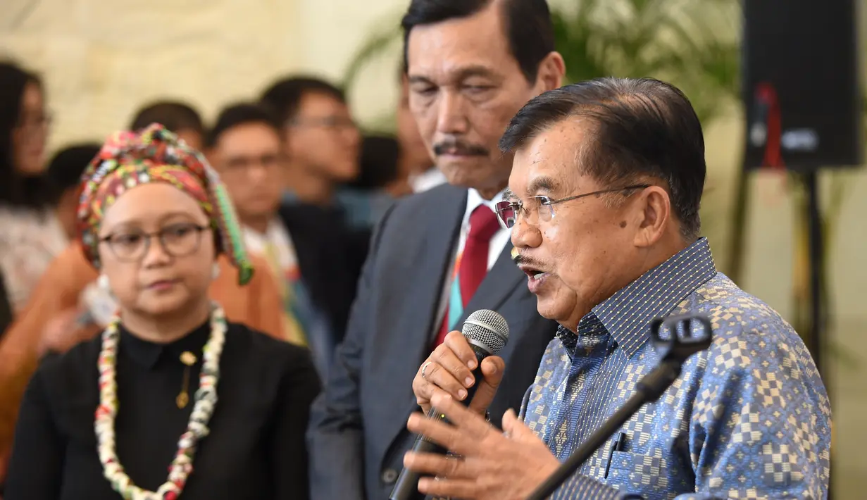 Wakil Presiden RI, Jusuf Kalla berbicara di hadapan media saat pembukaan Forum Indonesia Afrika (IAF) 2018 di Nusa Dua, Bali, Selasa (10/4). ertemuan dua hari tersebut diikuti 53 negara Afrika untuk berdialog dengan Indonesia. (SONNY TUMBELAKA/AFP)