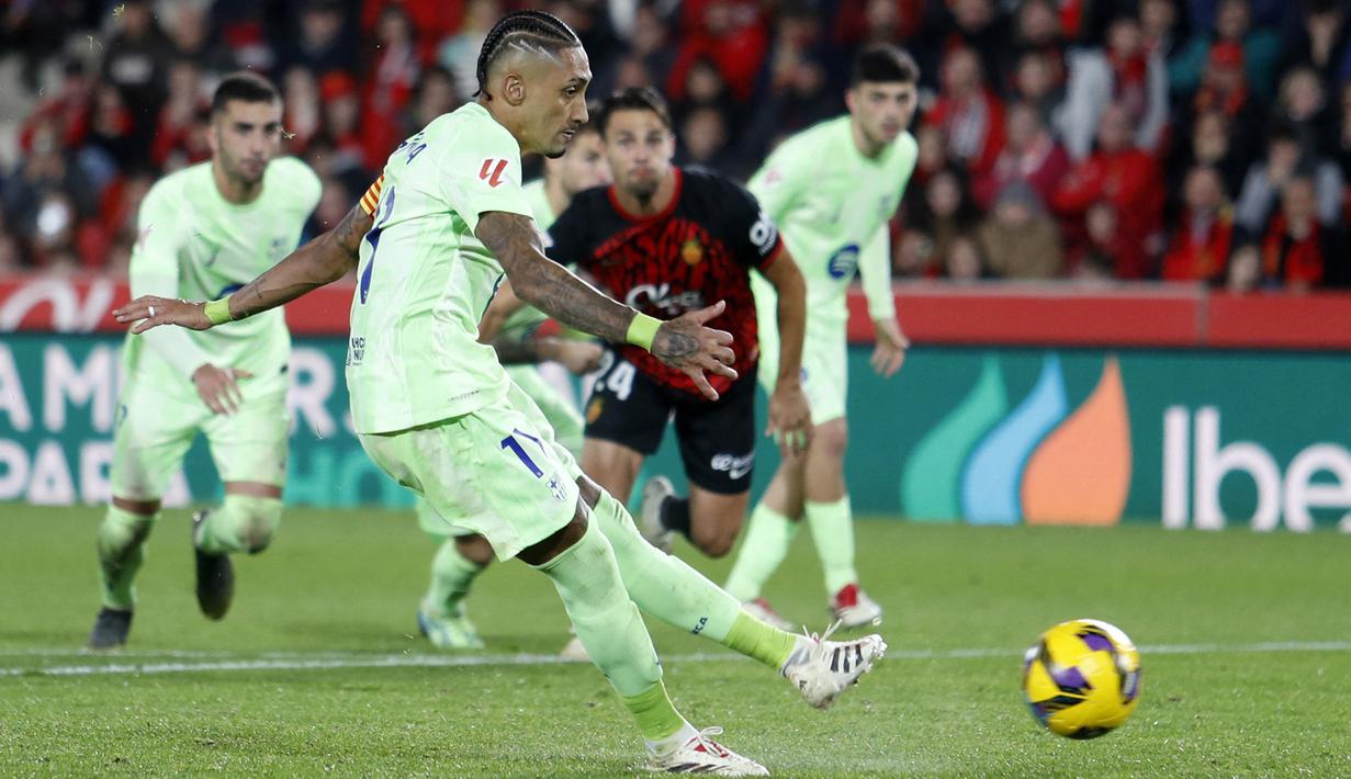 Pemain Barcelona, Raphinha mencetak gol melalui tendangan penalti ke gawang Mallorca pada laga lanjutan Liga Spanyol 2024/2025 di Stadion Mallorca Son Moix, Mallorca, Spanyol, Rabu (04/12/2024) dini hari WIB. (AFP/Jaime Reina)