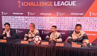 Jan Olde Riekerink dan Alexis Messidoro mengikuti sesi konferensi pers jelang leg kedua babak perempat final AFC Challenge League 2025/2026 di ruang konferensi pers Indomilk Arena, Rabu (11/3/2026). (Dok. Dewa United)