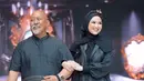 <p>Indro Warkop kompak bersama putrinya mengenakan pakaian serba hitam dari koleksi Zaskia Sungkar. Indro mengenakan baju koko dan putrinya tampil dengan hijab dan busana hitam. [@zaskiasungkar15]</p>