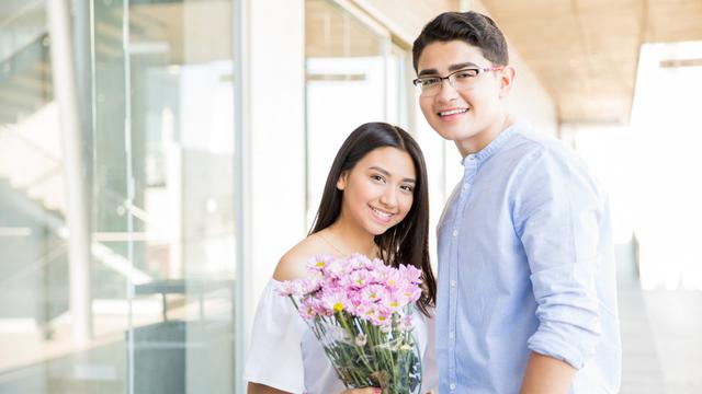 couple romantis bahagia
