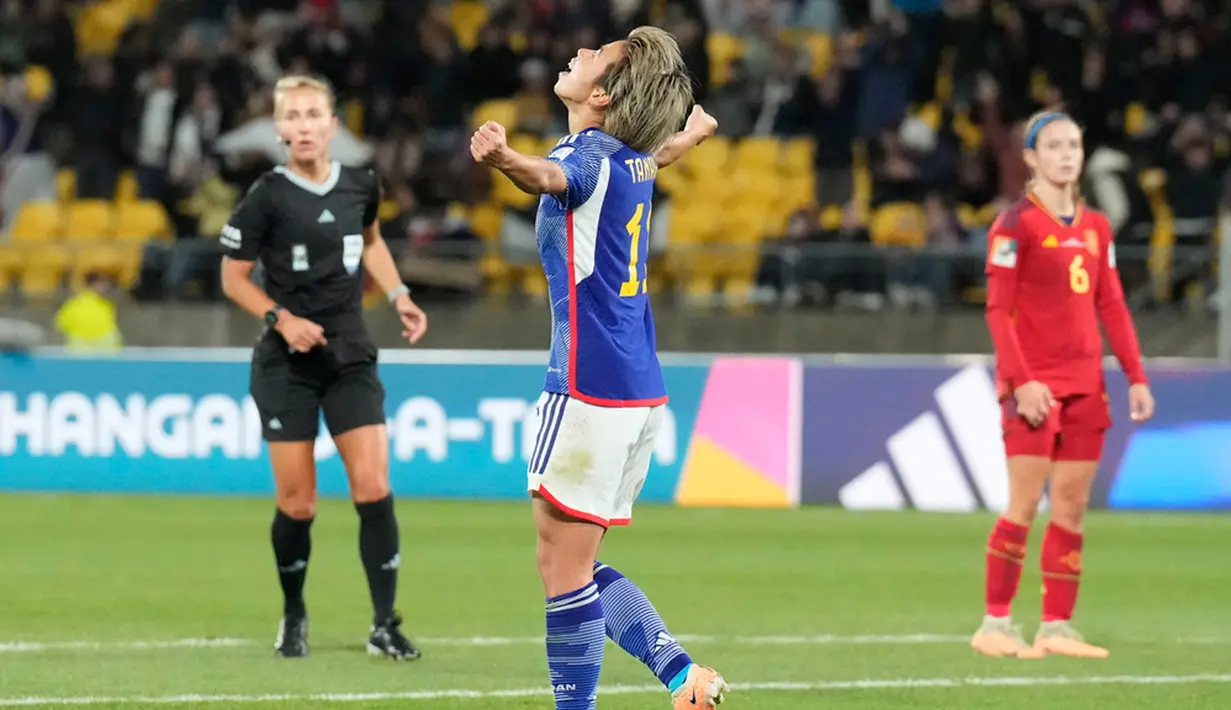 Hasil ini membuat Nadeshiko sukses melaju ke babak 16 besar dengan raihan sempurna, sembilan poin. Mereka akan menghadapi runner up Grup A, Norwegia.  (AP Photo/John Cowpland)