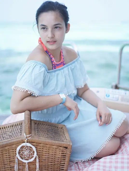 Lihat betapa cantiknya Cheslsea Islan, meskipun tak mengenakan makeup namun ia tetap terlihat cantik menawan. Busana sabrina semakin menyempurnakan penampilan pemain film Dibalik 98 ini. (Foto: instagram.com/chelseaislan)