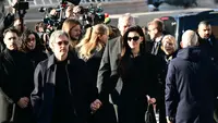 Jenazah Valentino Garavani Dimakamkan, Anne Hathaway hingga Anna Wintour Tampil Muram dengan Hitam