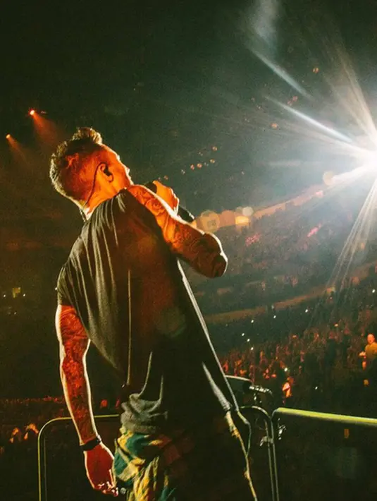 Dalam foto tersebut, memang tidak memperlihatkan wajah Dusty yang berada dalam dekapan sang ibu. Selain itu Adam dan Behati pun tidak menoleh ke arah kamera, mereka asik mengamati laut. (Instagram/Adamlevine)