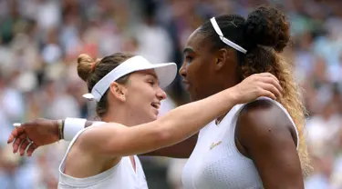 Petenis Simona Halep (kiri) memeluk Serena Williams usai mengalahkannya dalam pertandingan final tunggal putri Wimbledon 2019 di London, Inggris, Sabtu(13/7/2019). Petenis Rumania itu mengalahkan jagoan Amerika Serikat dua set langsung, 6-2 dan 6-2. (Laurence Griffiths/Pool Photo via AP)