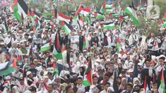 Peserta mengikuti aksi damai Depok untuk Palestina di GDC, Depok, Jawa Barat, Minggu (26/11/2023). (merdeka.com/Arie Basuki)
