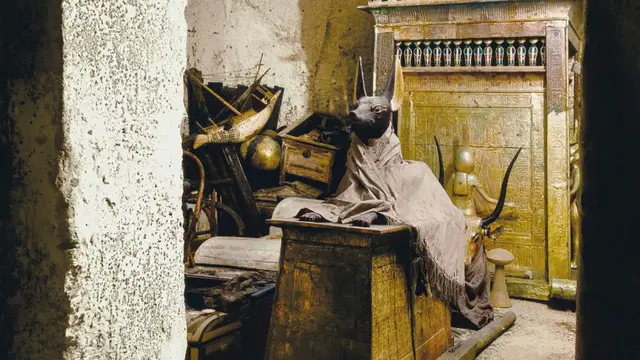 Foto berwarna dari harta karun di makam Firaun Tutankhamun yang dipotret Harry Burton pada tahun 1926.