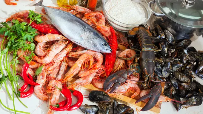 Beberapa jenis seafood segar seperti udang, ikan, lobster, dan kerang (Foto Dok: Freepik/bearfotos)