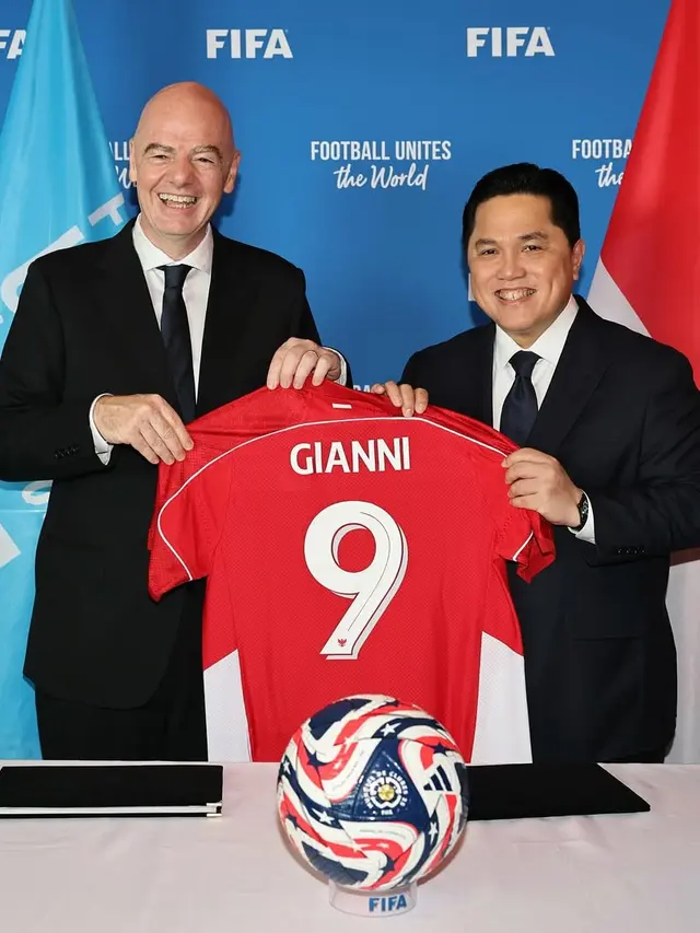 Ketua PSSI, Erick Thohir, memberikan jersey Timnas Indonesia kepada Presiden FIFA, Gianni Infantino, di sela-sela FIFA Executive Football Summit 2025.