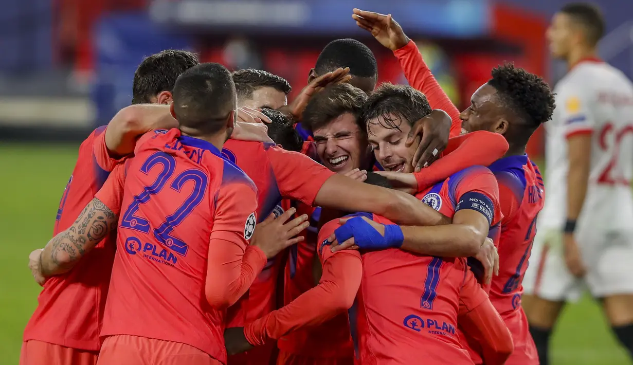 Penyerang Chelsea, Olivier Giroud berselebrasi dengan timnya setelah mencetak gol ke gawang Sevilla pada matchday kelima Grup E Liga Champions di Estadio Ramon Sanchez Pizjuan, Kamis (3/12/2020) dinihari WIB. Olivier Giroud memborong empat gol saat Chelsea mencukur Sevilla 4-0. (AP/Angel Fernandez)