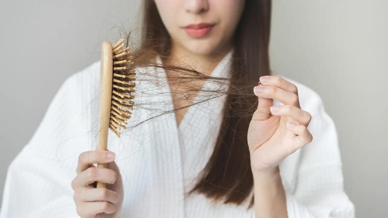 Kebiasaan Sehari-hari yang Dapat Menyebabkan Kerontokan Rambut di Usia Muda, Stop Sekarang Juga